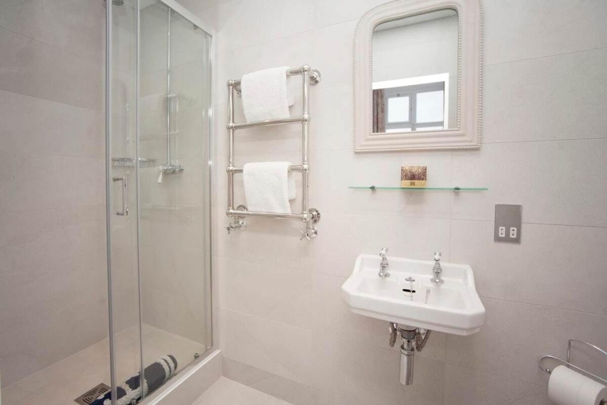 Stylish City Centre Apartment - Bath Eksteriør bilde